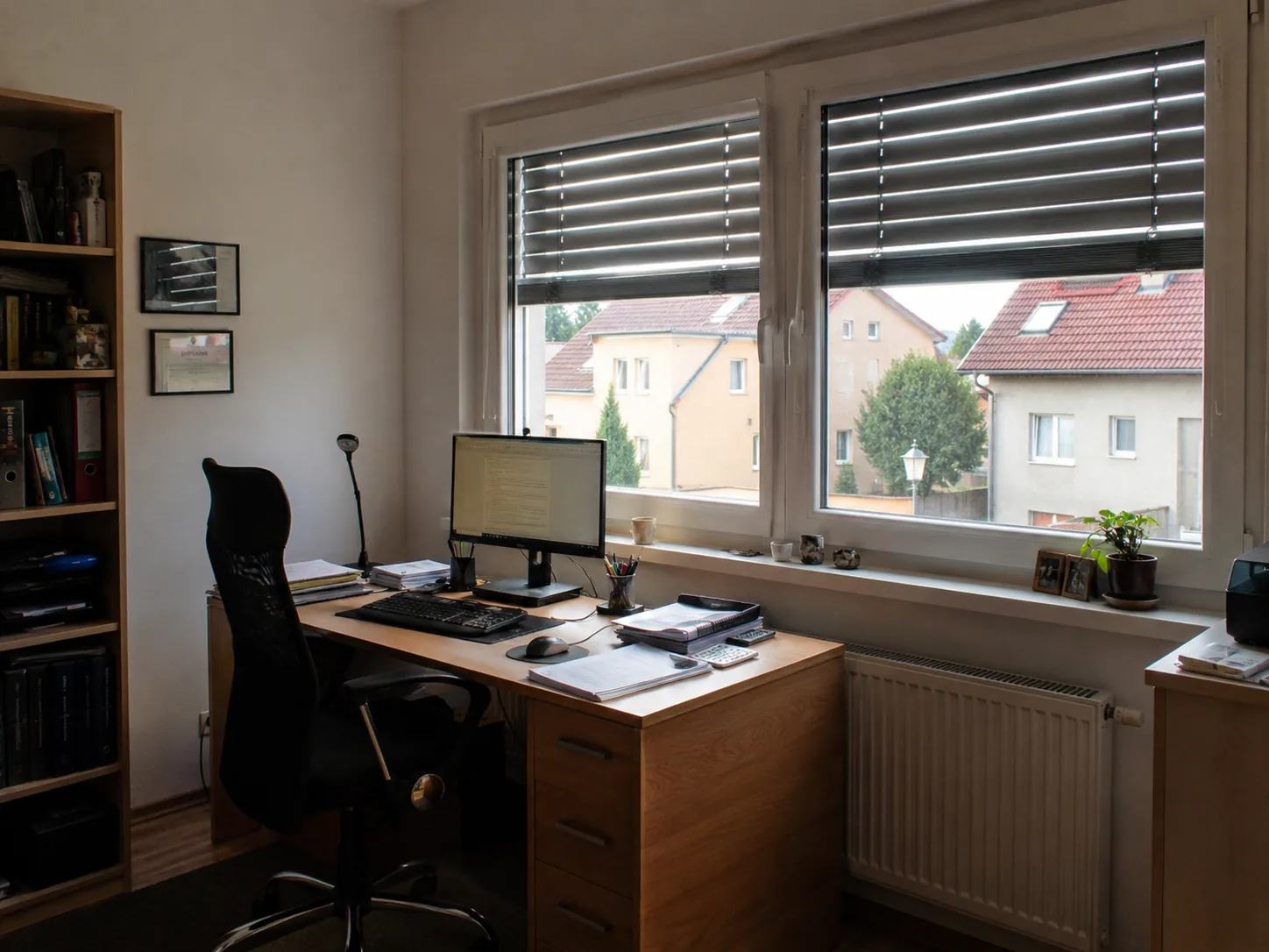 Venkovní žaluzie při ovládání nebo používání