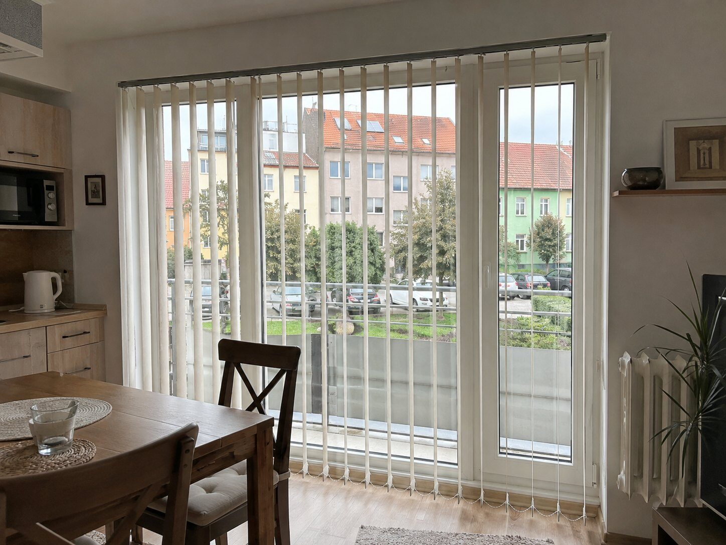 Vertikální žaluzie při ovládání nebo používání