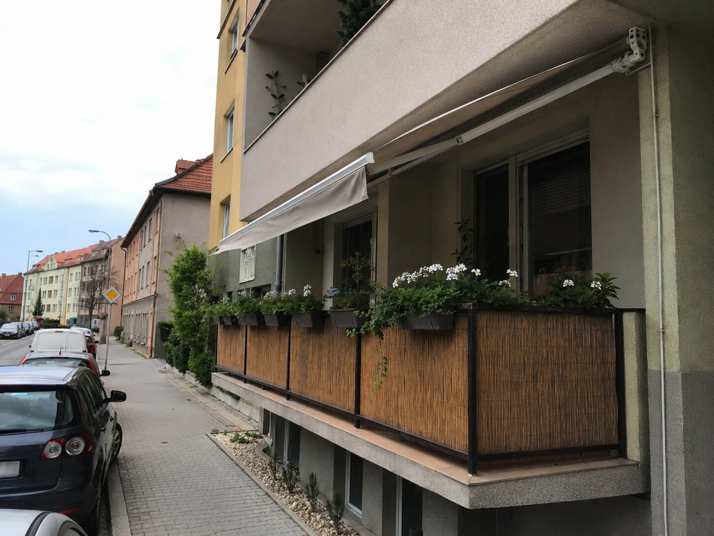 Zastínění balkonů a lodžií v různých situacích